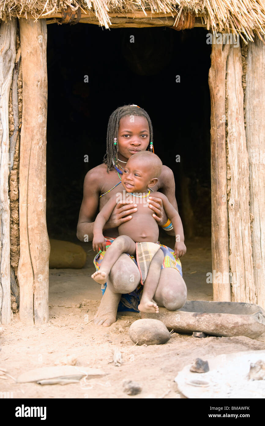 I bambini della tribù Himba, Opuwo, Namibia Foto Stock