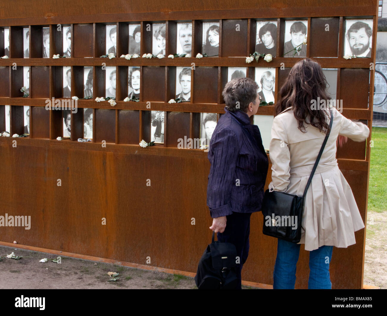 Finestra del ricordo presso il nuovo Memoriale del Muro di Berlino a Bernauer Street a Berlino Germania Foto Stock