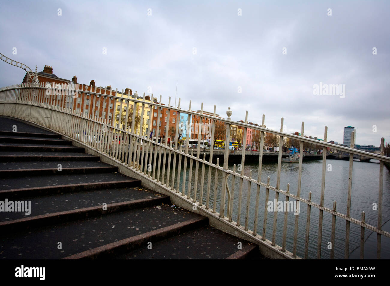 Ha'penny Bridge, Dublino, Irlanda; dettaglio di Ha'penny Bridge attraverso il fiume Liffey Foto Stock