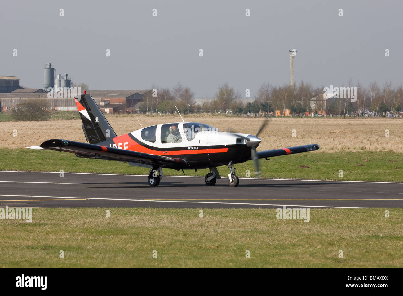 SOCATA TB20 Trinidad G-JDEE ad ala bassa monplane Aeromobili in rullaggio lungo la pista di atterraggio di Aviosuperficie Sandtoft Foto Stock
