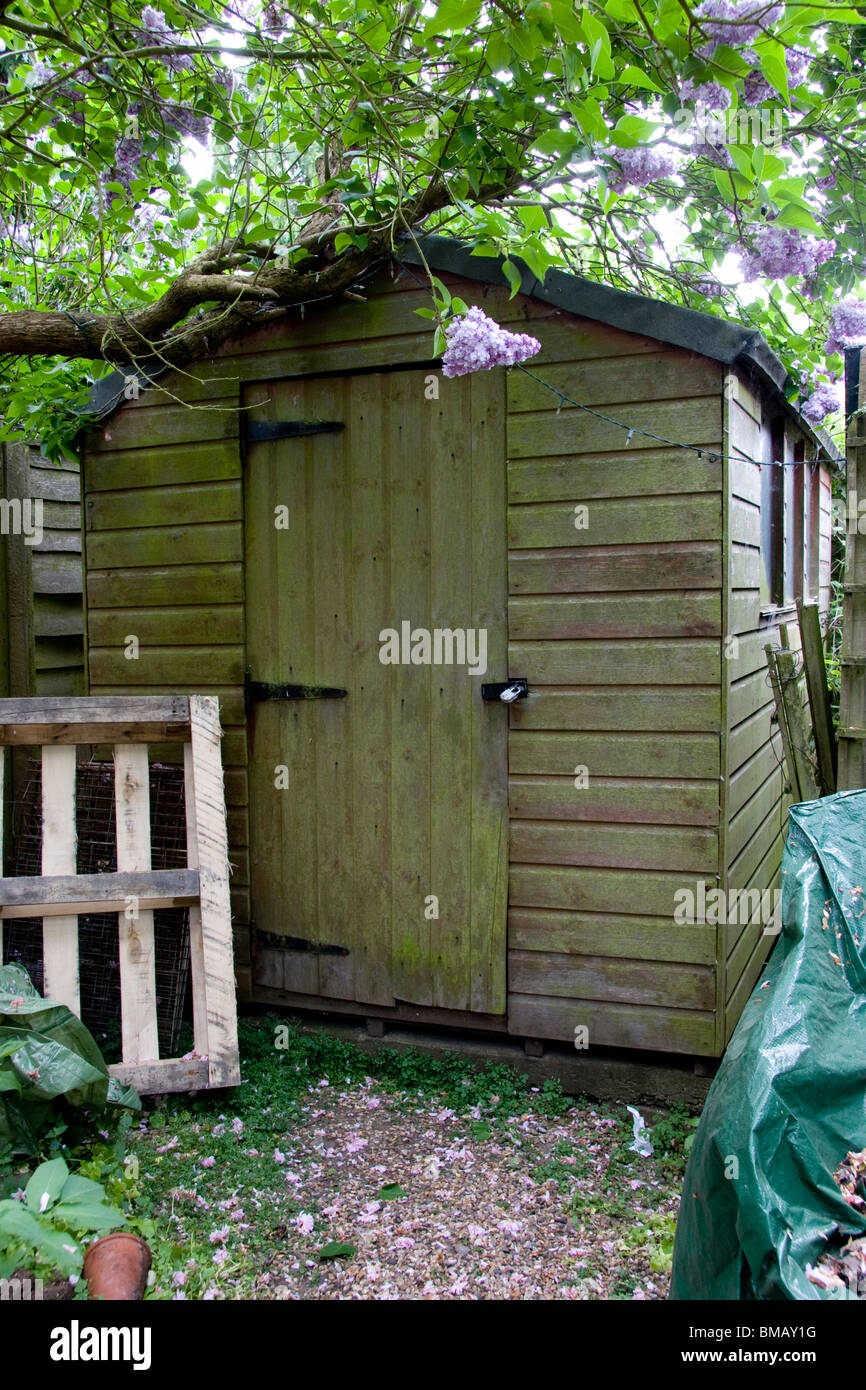 Giardino in legno capannone con porta chiusa Foto Stock