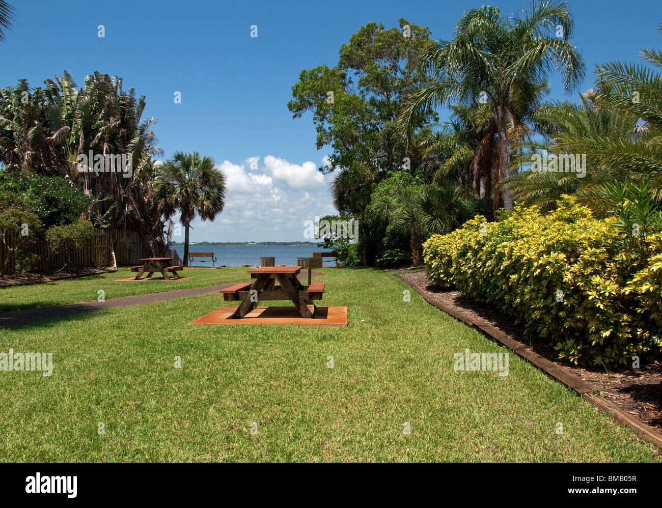 Guardando ad ovest dalla riva del fiume indiano laguna verso l'Intracoastal Waterway a Melbourne Beach in Florida USA Foto Stock