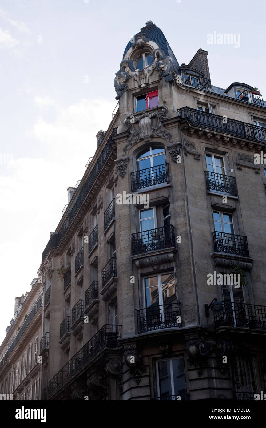 Un edificio ad angolo mostra tipica architettura Parigina Foto Stock