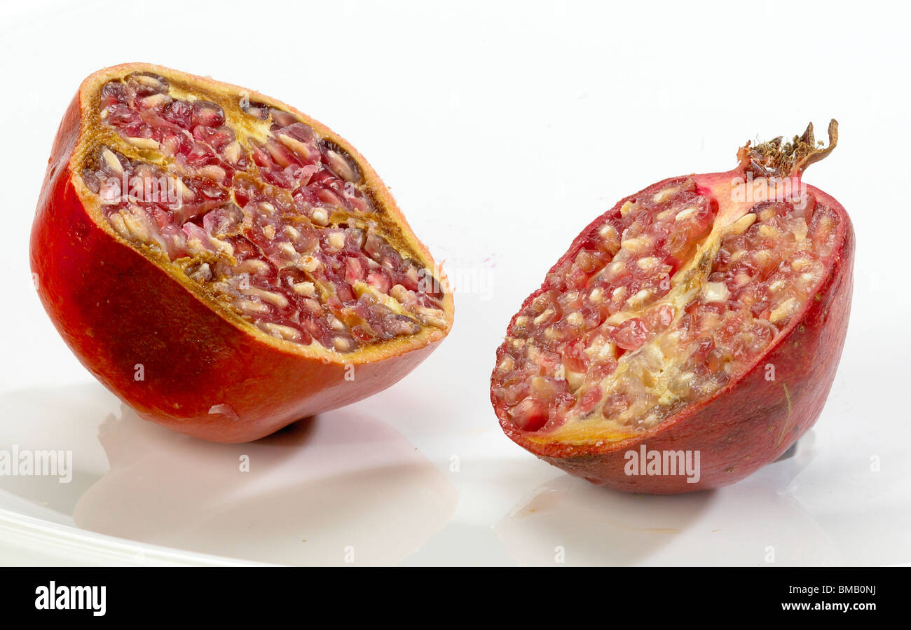 Tagliate a fette il melograno Foto Stock