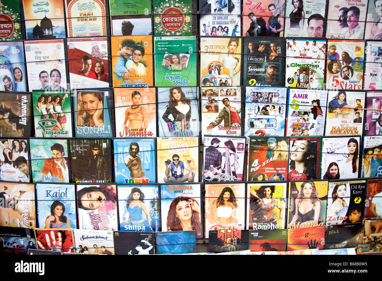 Pirata di Cd e DVD di film di Hindi in vendita su strada ; Dhaka ; Bangladesh Foto Stock