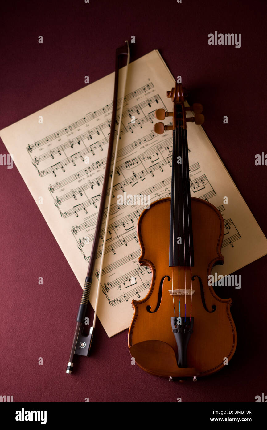 Il violino e la partitura musicale Foto Stock