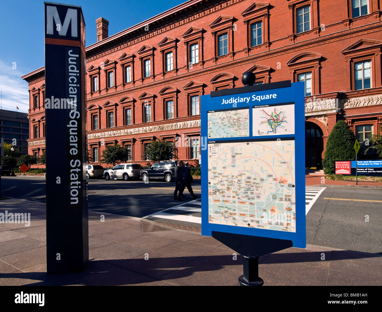 Magistratura Piazza Stazione della Metropolitana di Washington DC con il Building Museum in background Foto Stock