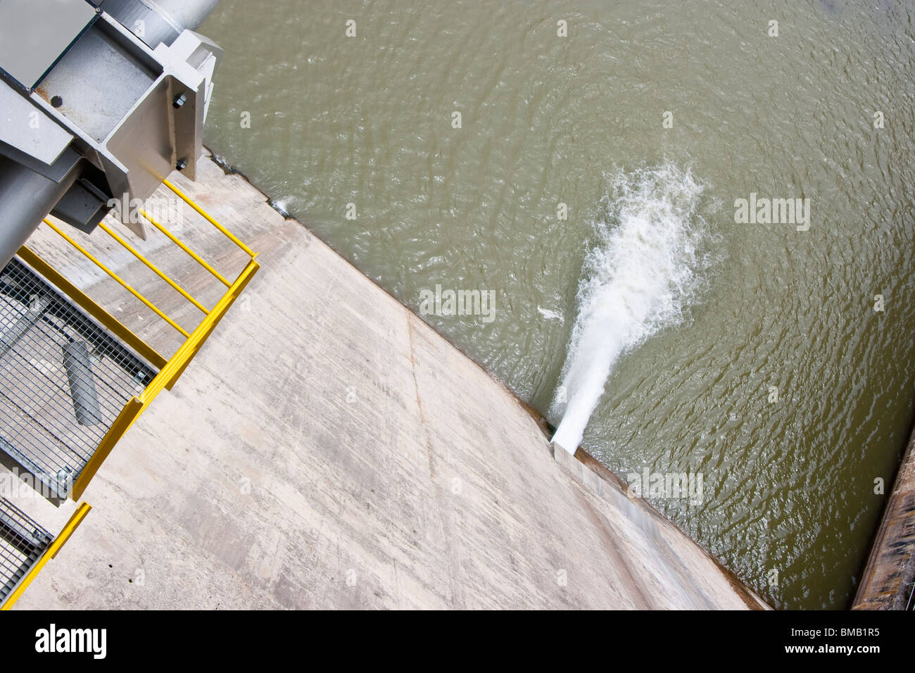 Immagine di una diga di generare energia elettrica con acqua impetuoso Foto Stock