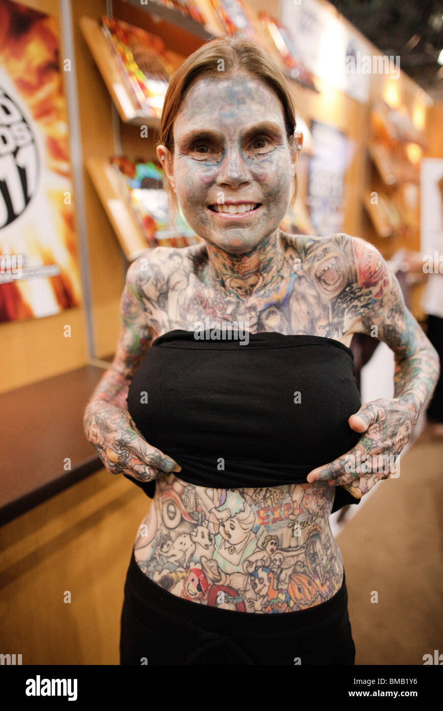Julia Gnuse è attualmente il Guinness World Record titolare per più tatuato corpo. Foto Stock