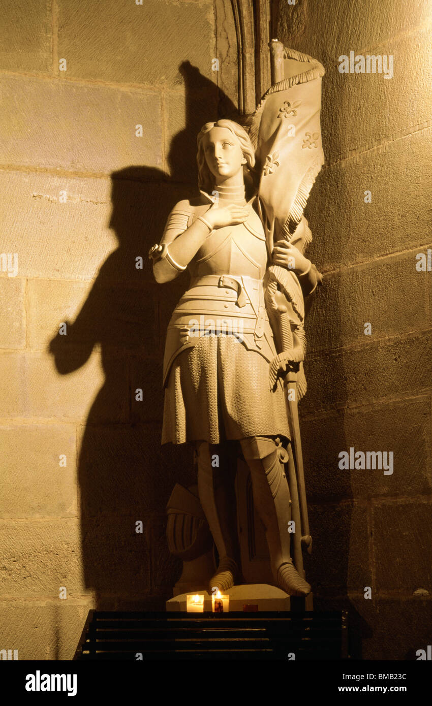 Carcassonne Francia Linguadoca-Rossiglione Cattedrale di Carcassonne Statua di Giovanna d'arco Foto Stock