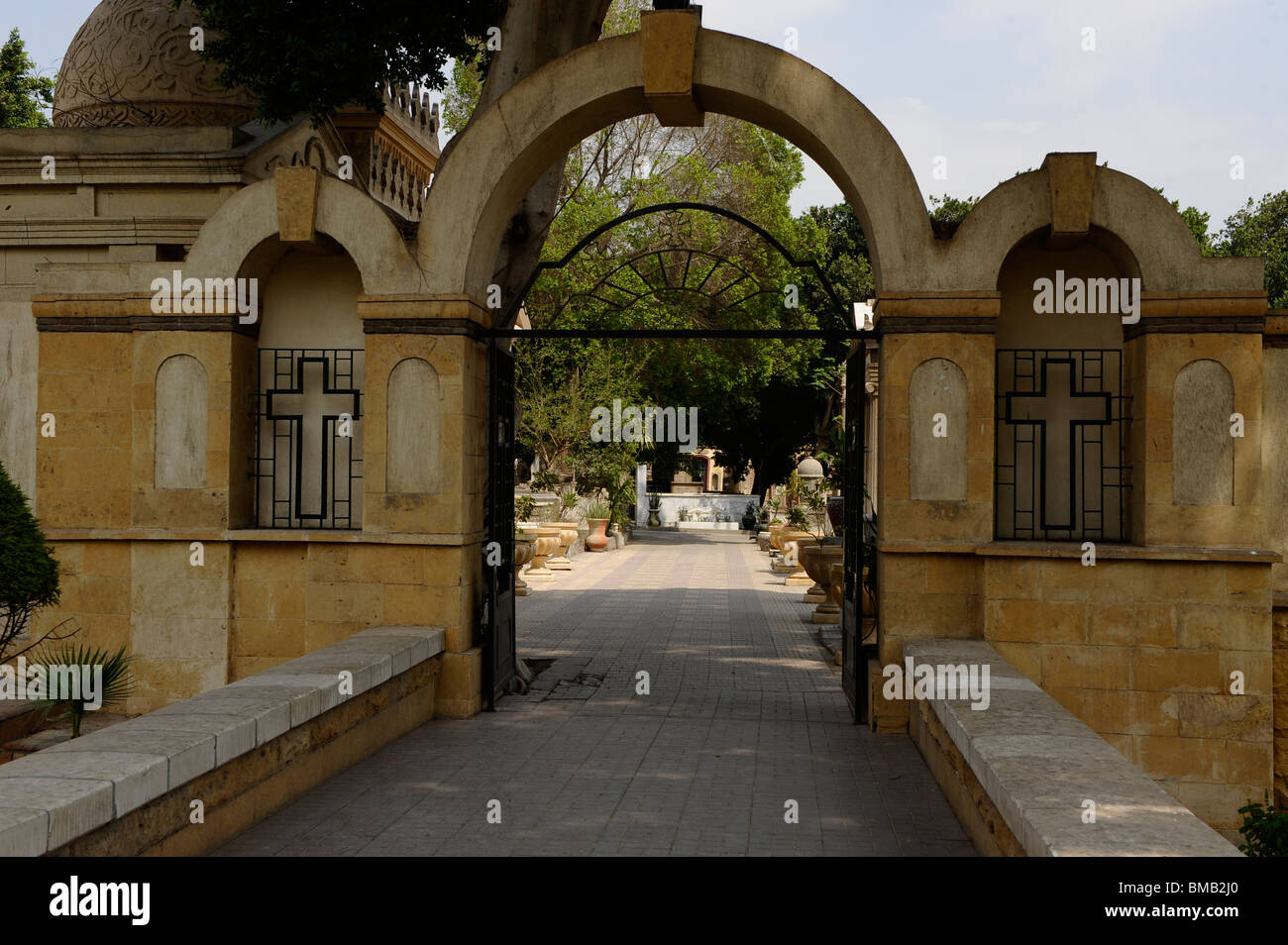 Ingresso alla chiesa ortodossa di cimitero accanto alla chiesa della vergine , chiesa copta il Cairo, Egitto Foto Stock