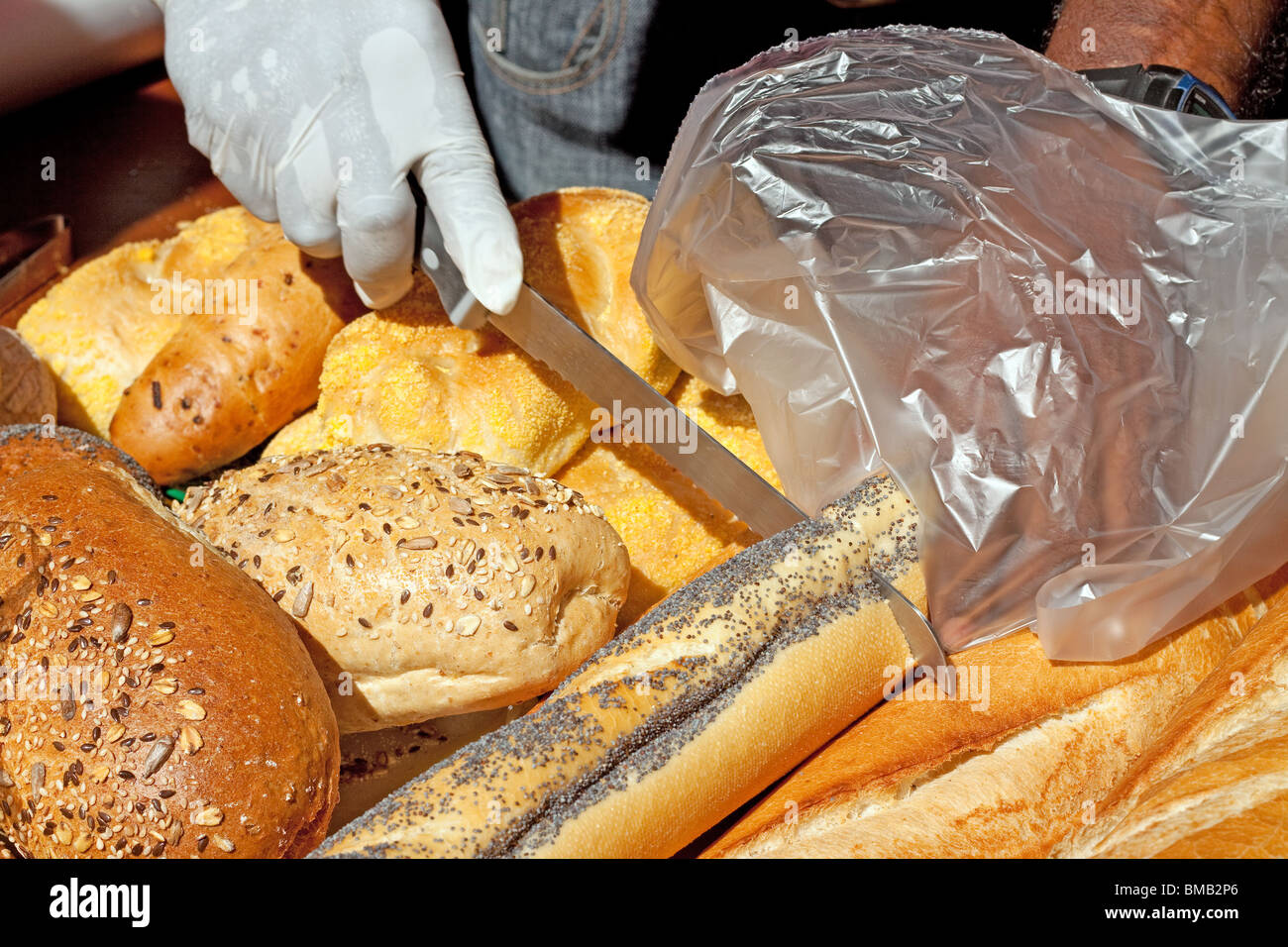 Taglio baguette francese durante la festa del pane a Port-Louis,Maurizio. Foto Stock