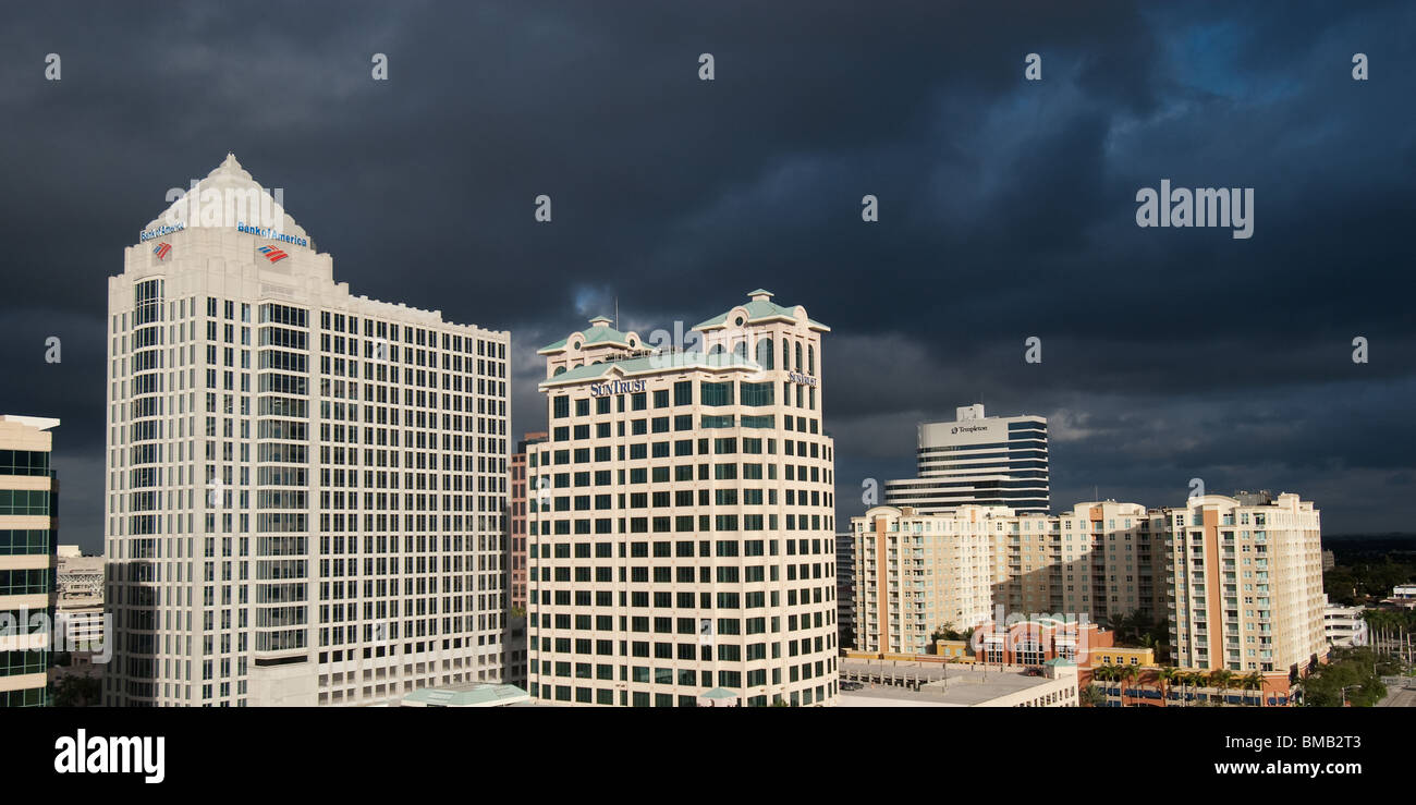 Alto edificio di edifici finanziari nel centro della città di Fort Lauderdale, Florida, Stati Uniti d'America Foto Stock