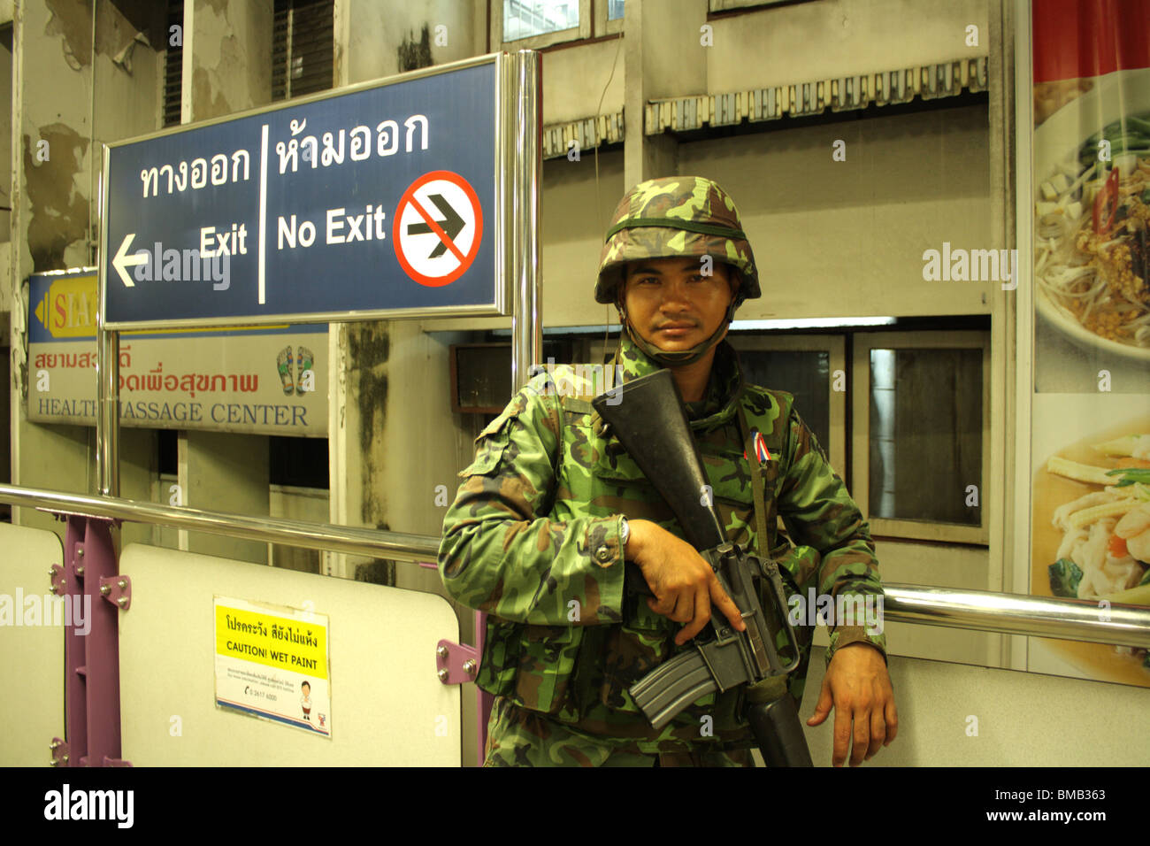 Soldato tailandese assicura un Silom Road cavalcavia nel quartiere finanziario del centro di Bangkok Foto Stock