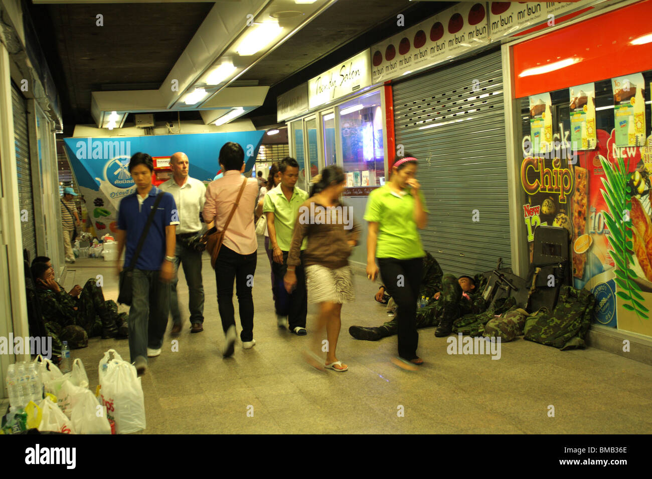 Soldato tailandese assicura un Silom Road cavalcavia nel quartiere finanziario del centro di Bangkok Foto Stock