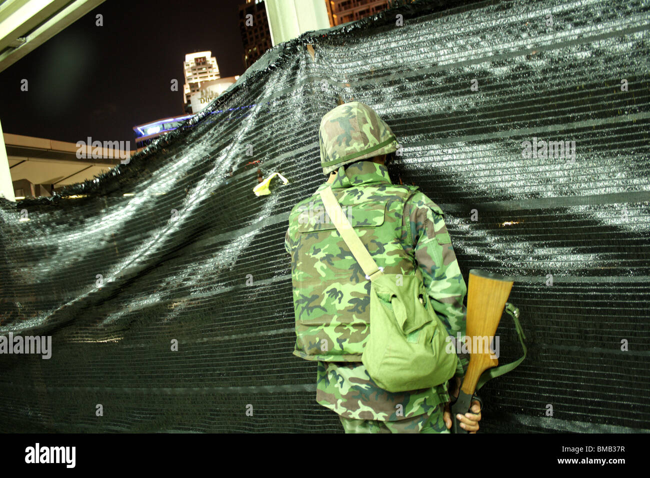 Soldato tailandese assicura un Silom Road cavalcavia nel quartiere finanziario del centro di Bangkok Foto Stock