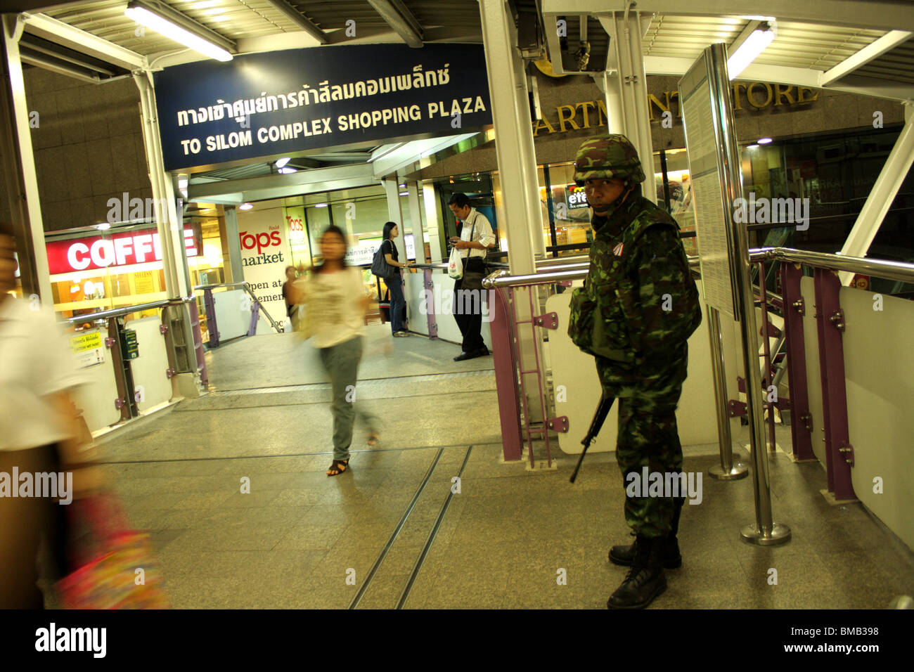 Soldato tailandese assicura un Silom Road cavalcavia nel quartiere finanziario del centro di Bangkok Foto Stock