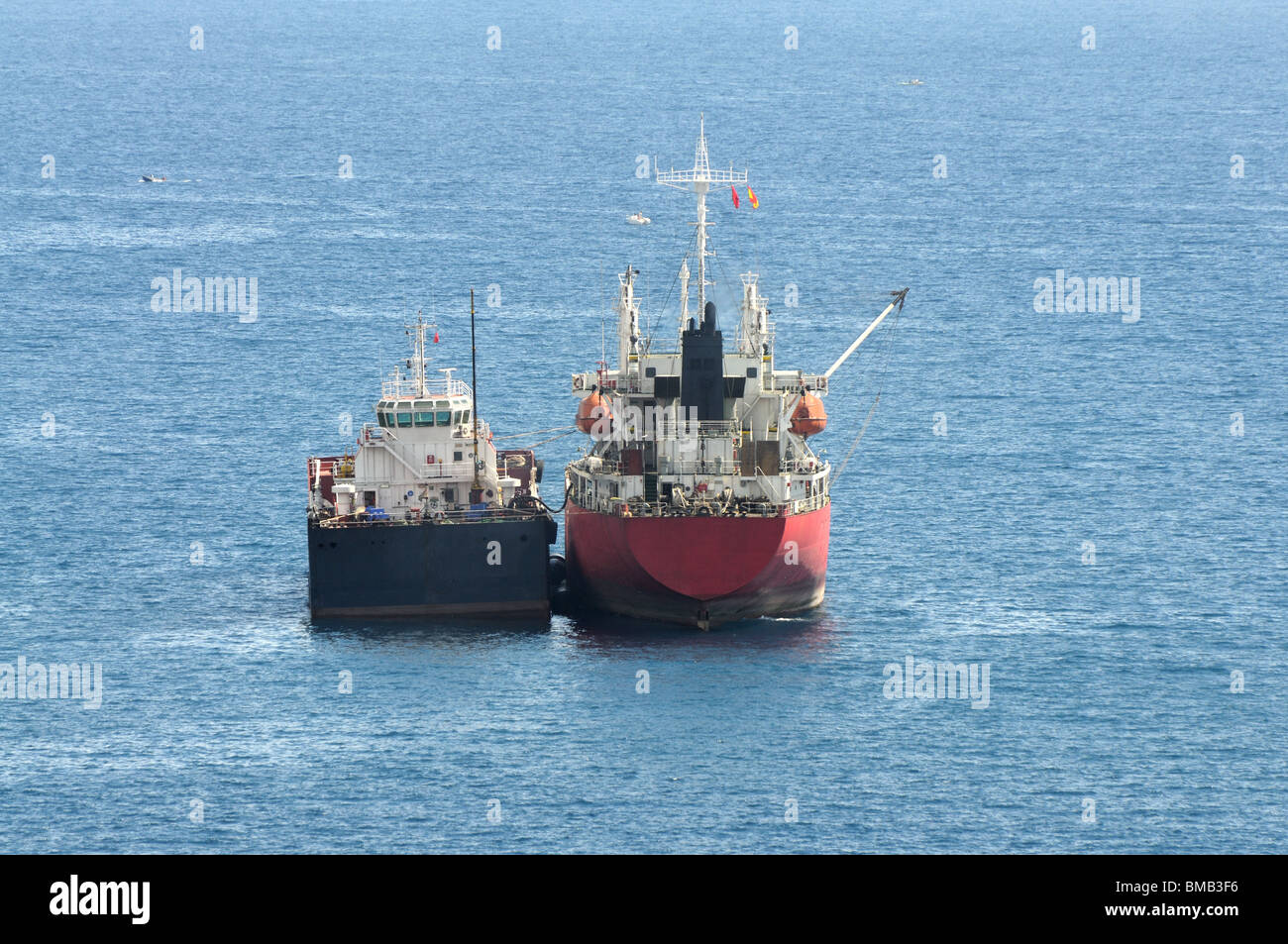 Due navi cargo sul mare Foto Stock