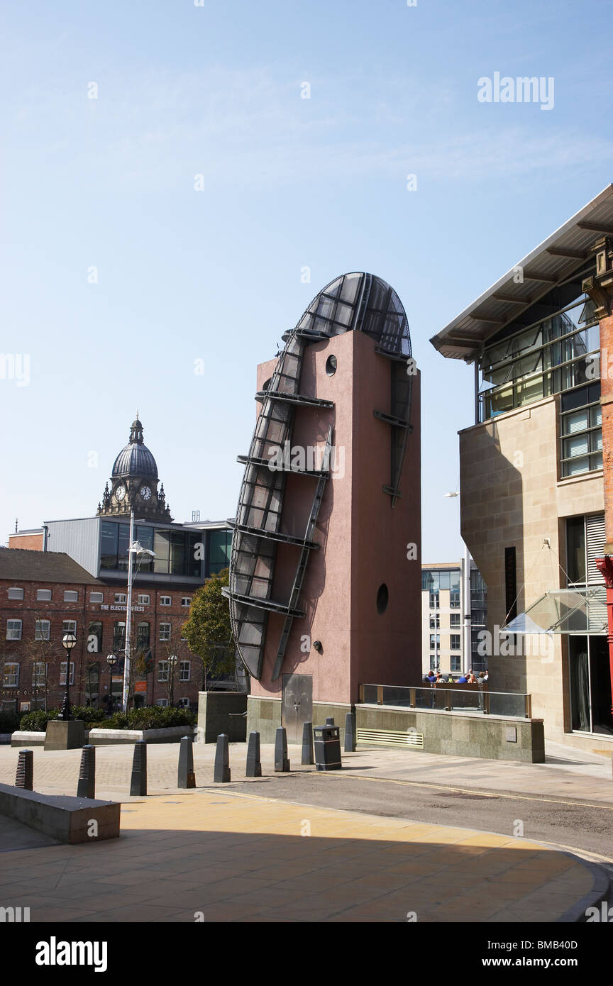 Millenium quadrato con Cuthbert Brodrick pub di Leeds REGNO UNITO Foto Stock