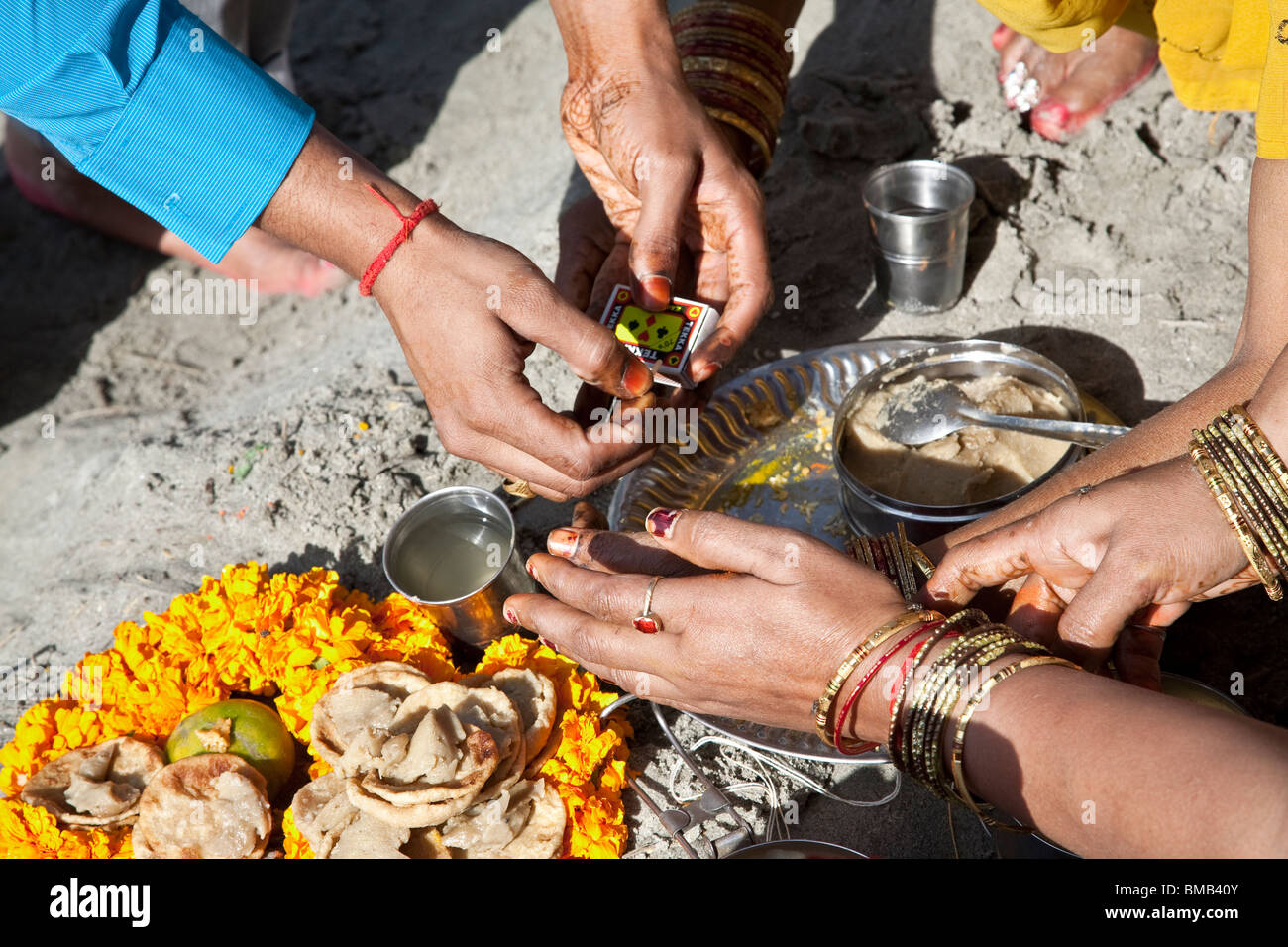 Le donne indiane facendo un rituale puja. Fiume Gange. Di Allahabad. India Foto Stock