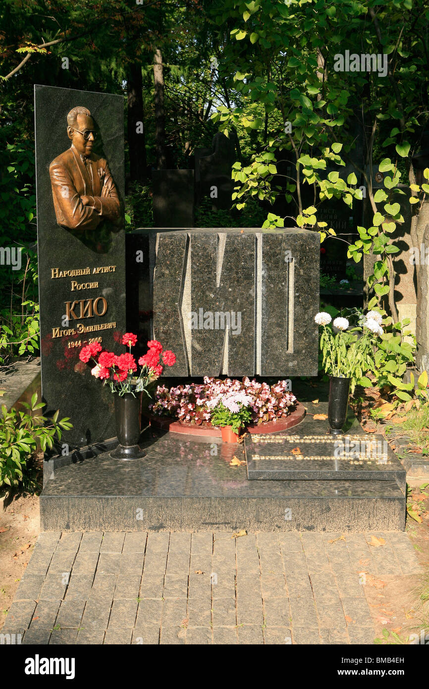 Tomba del Soviet russo Igor illusionista Kio (1944-2006) presso il cimitero di Novodevichy a Mosca, Russia Foto Stock