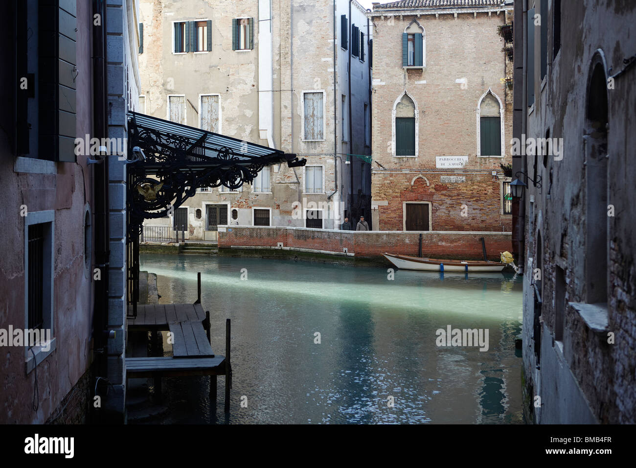 Tipico canale in scena con la splendida luce del sole a Venezia, Italia Foto Stock