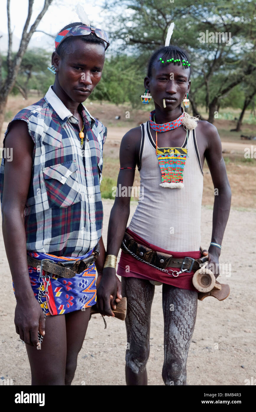 Tsemai boys in Luca, il loro villaggio tribale nel sud dell Etiopia Foto Stock