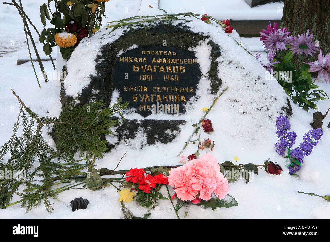 La tomba di sovietico scrittore russo Mikhail Bulgakov (1891-1940) presso il cimitero di Novodevichy a Mosca, Russia Foto Stock