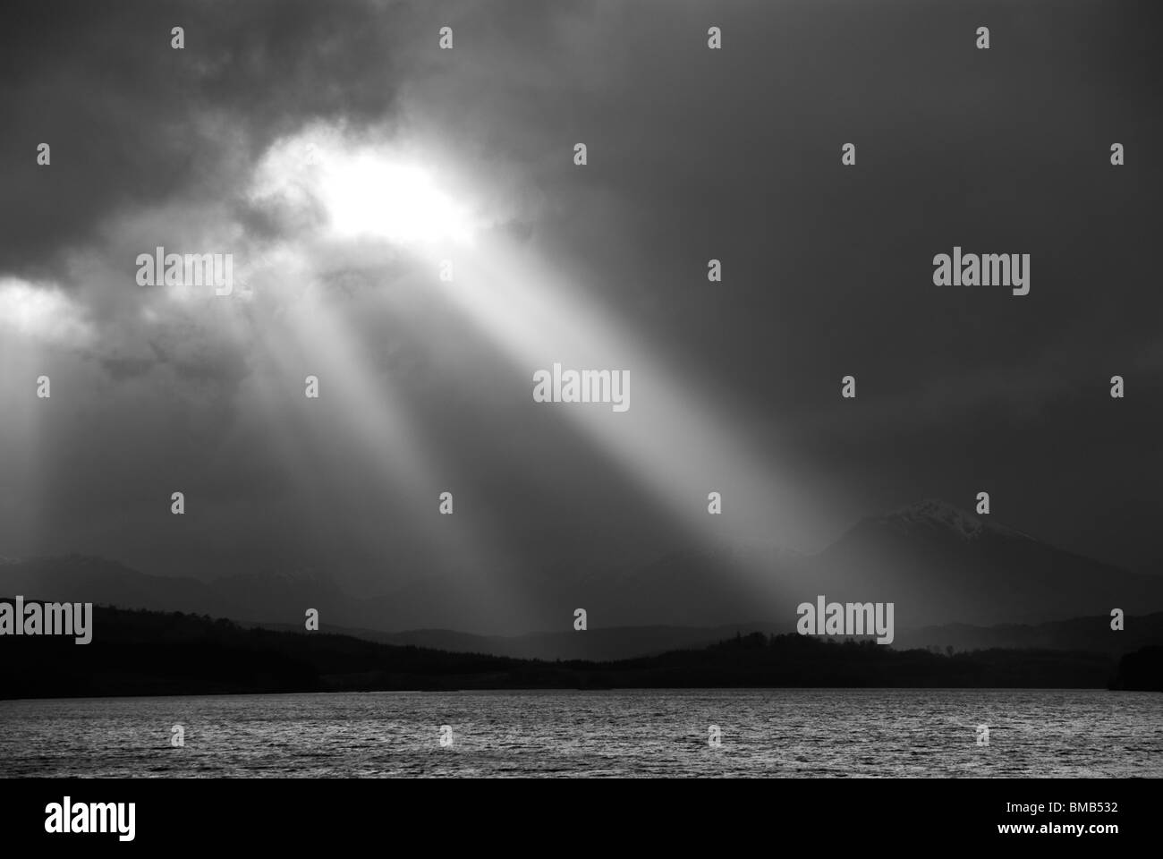 Raggi di sole sopra Loch Garry, Lochaber, Scotland, Regno Unito Foto Stock