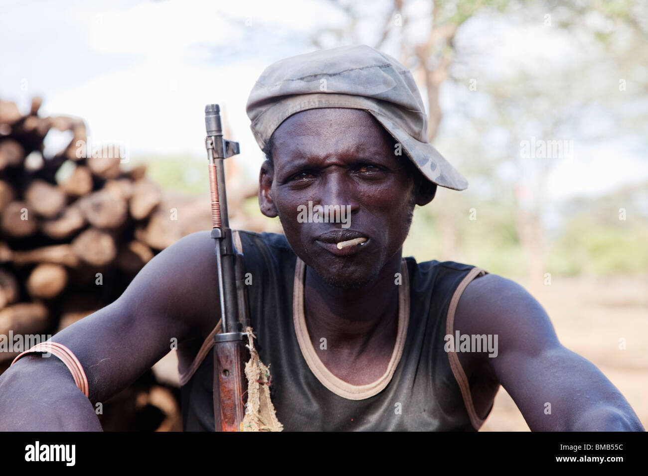 Tribale Tsemai dal sud Etiopia con una pistola Foto Stock