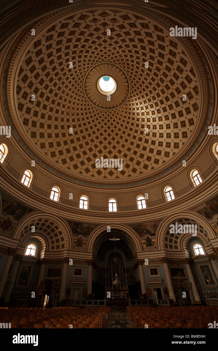 Un colpo interno della cupola della chiesa di St Mary - noto come la rotonda o duomo di Mosta, Mosta, isola di Malta Foto Stock