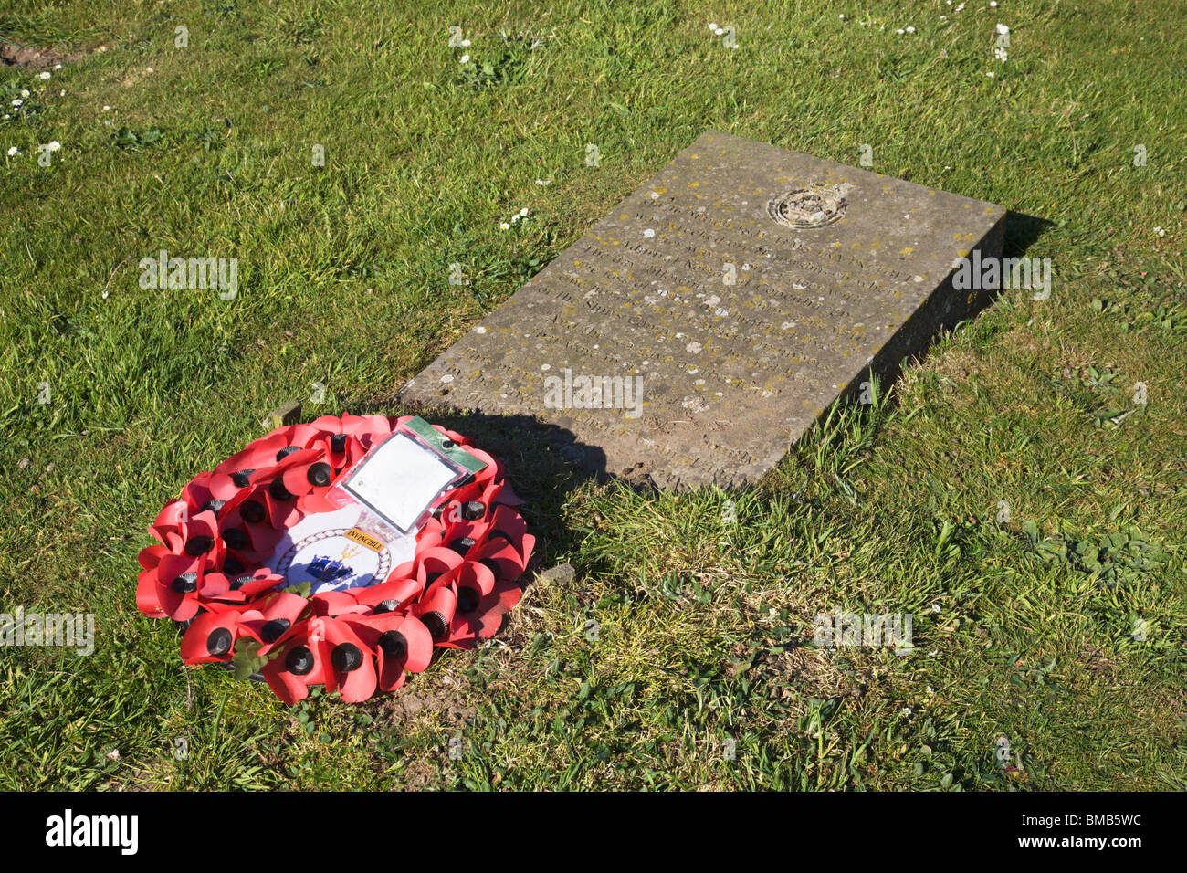 Un monumento di pietra per i marinai di HMS invincibile, naufragata al largo della costa di Happisburgh. Foto Stock