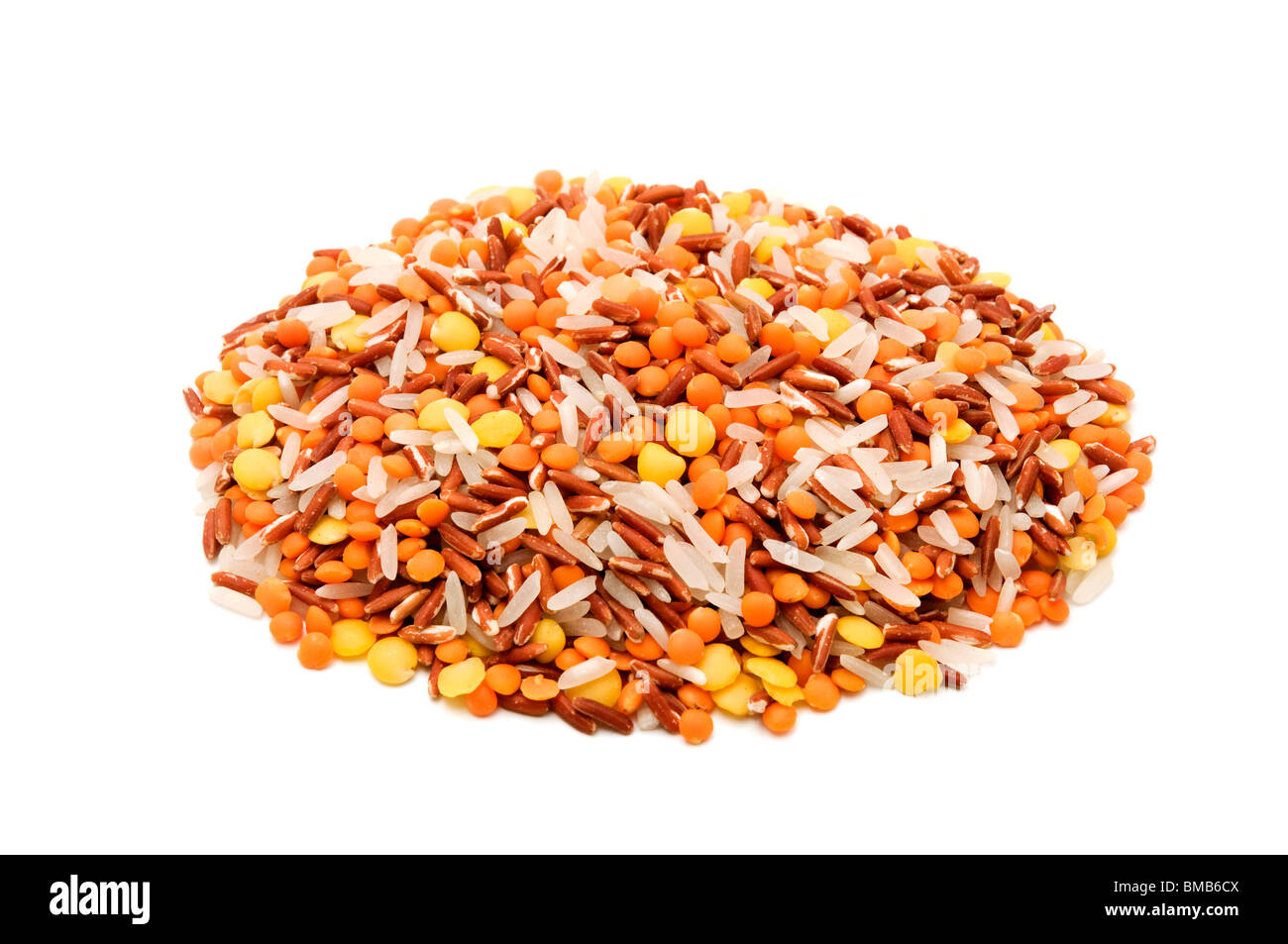 Di riso Basmati e lenticchie su sfondo bianco Foto Stock