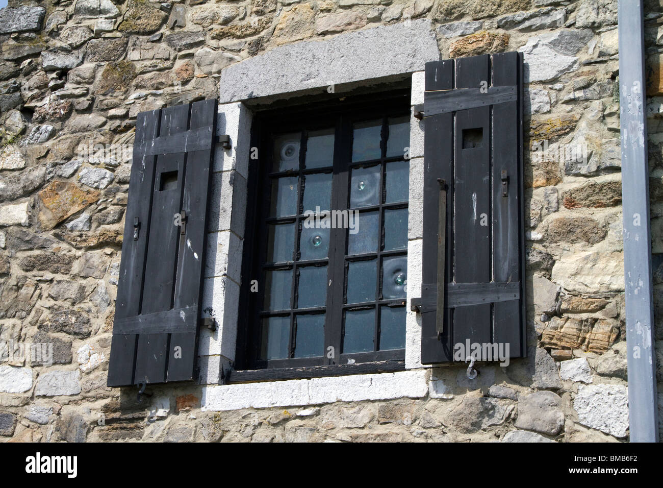Fort Ticonderoga, New York. Un colpo di una finestra a Fort che mostra la bullseye vetro. Foto Stock