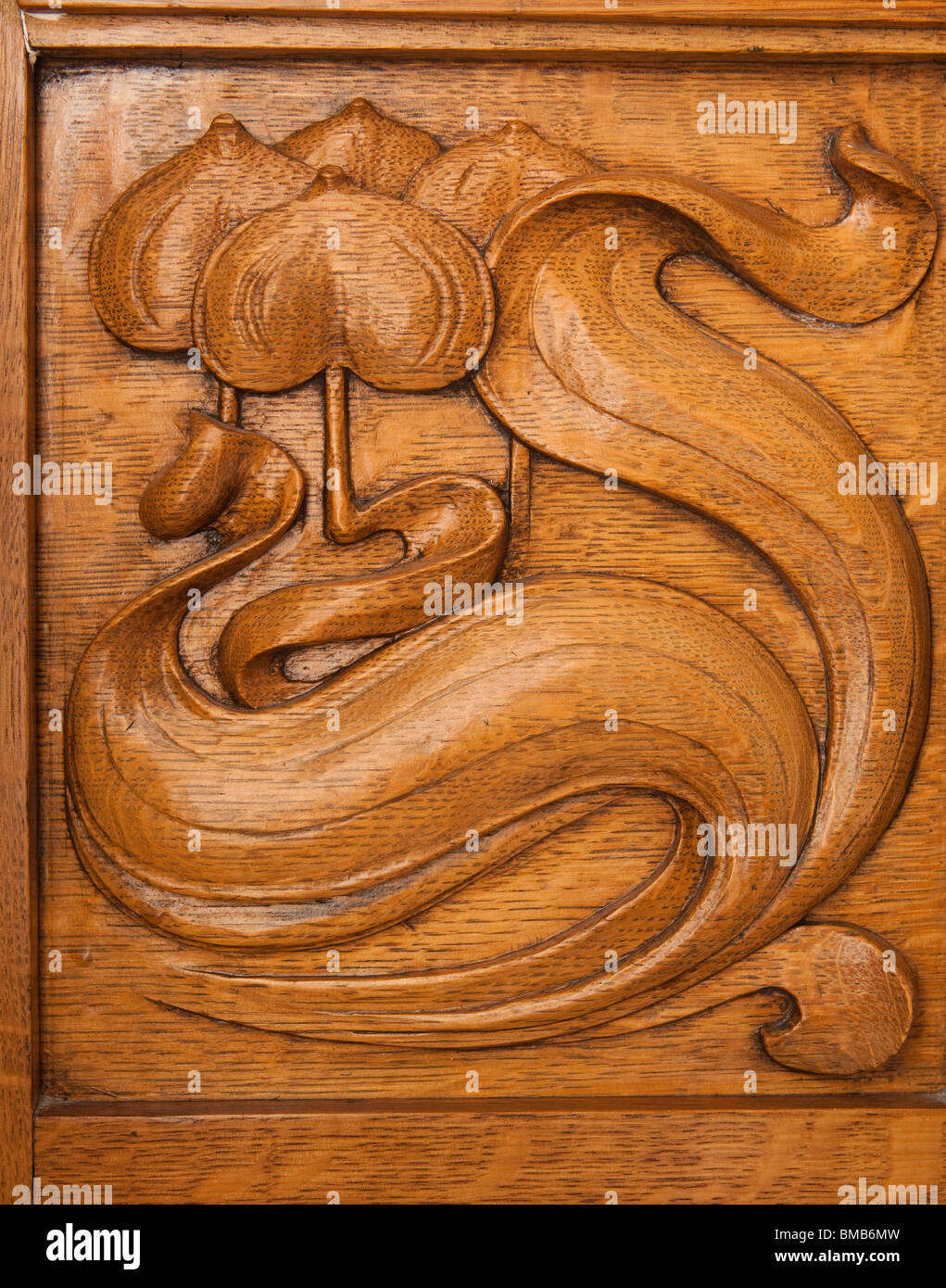 Case Edwardian arti e mestieri house, di quercia di design in stile liberty in legno pannello decorativo Foto Stock