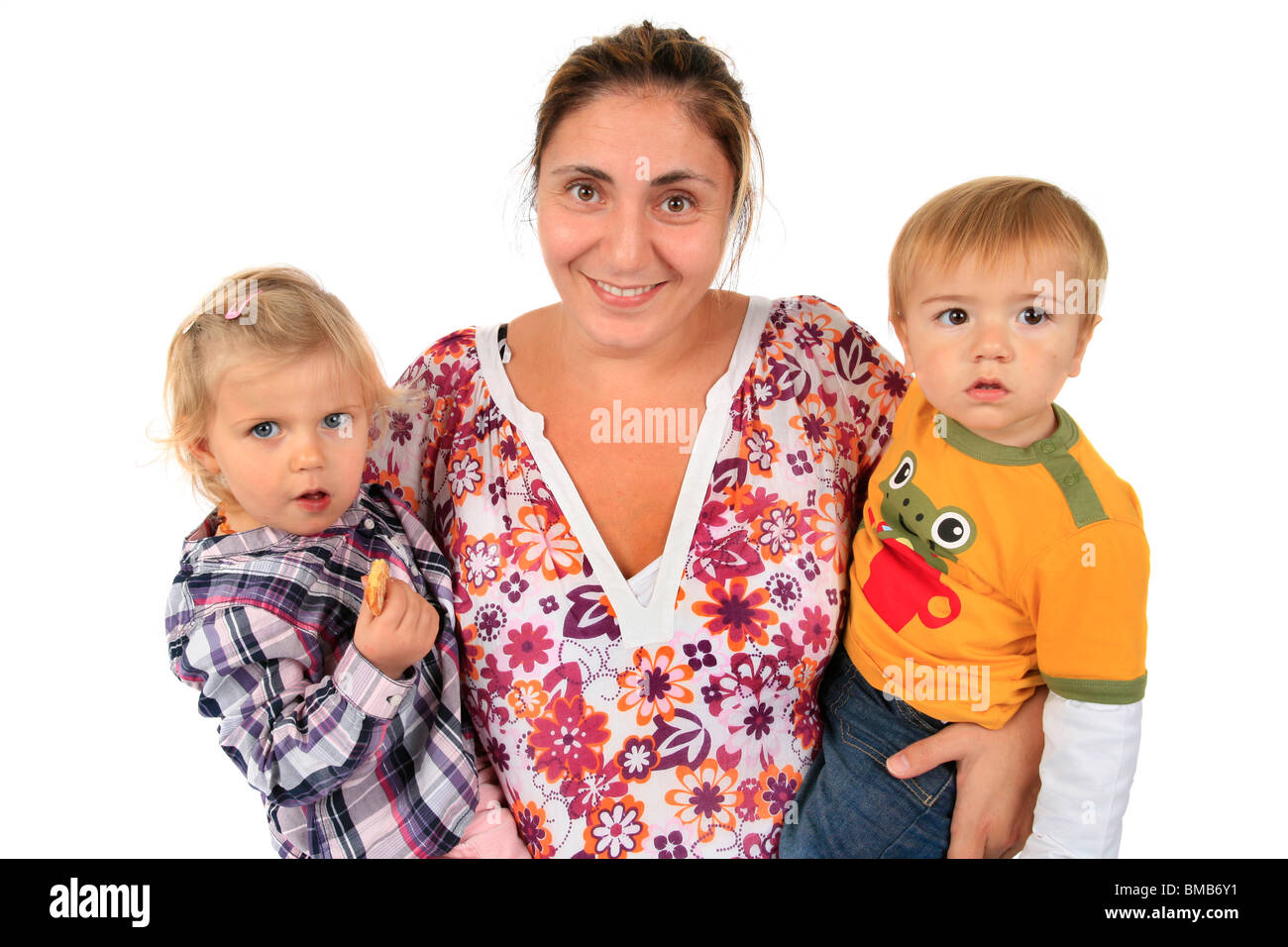 Madre con i suoi figli nelle sue braccia Foto Stock