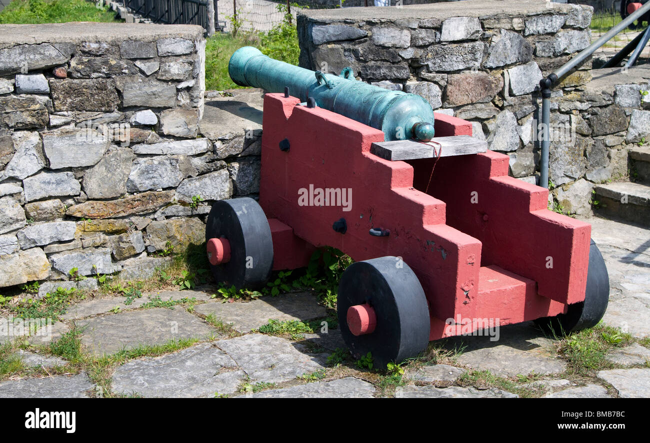 Un cannone e un carrello guardando a monte Defiance dal muro di pietra di Fort Ticonderoga New York Foto Stock