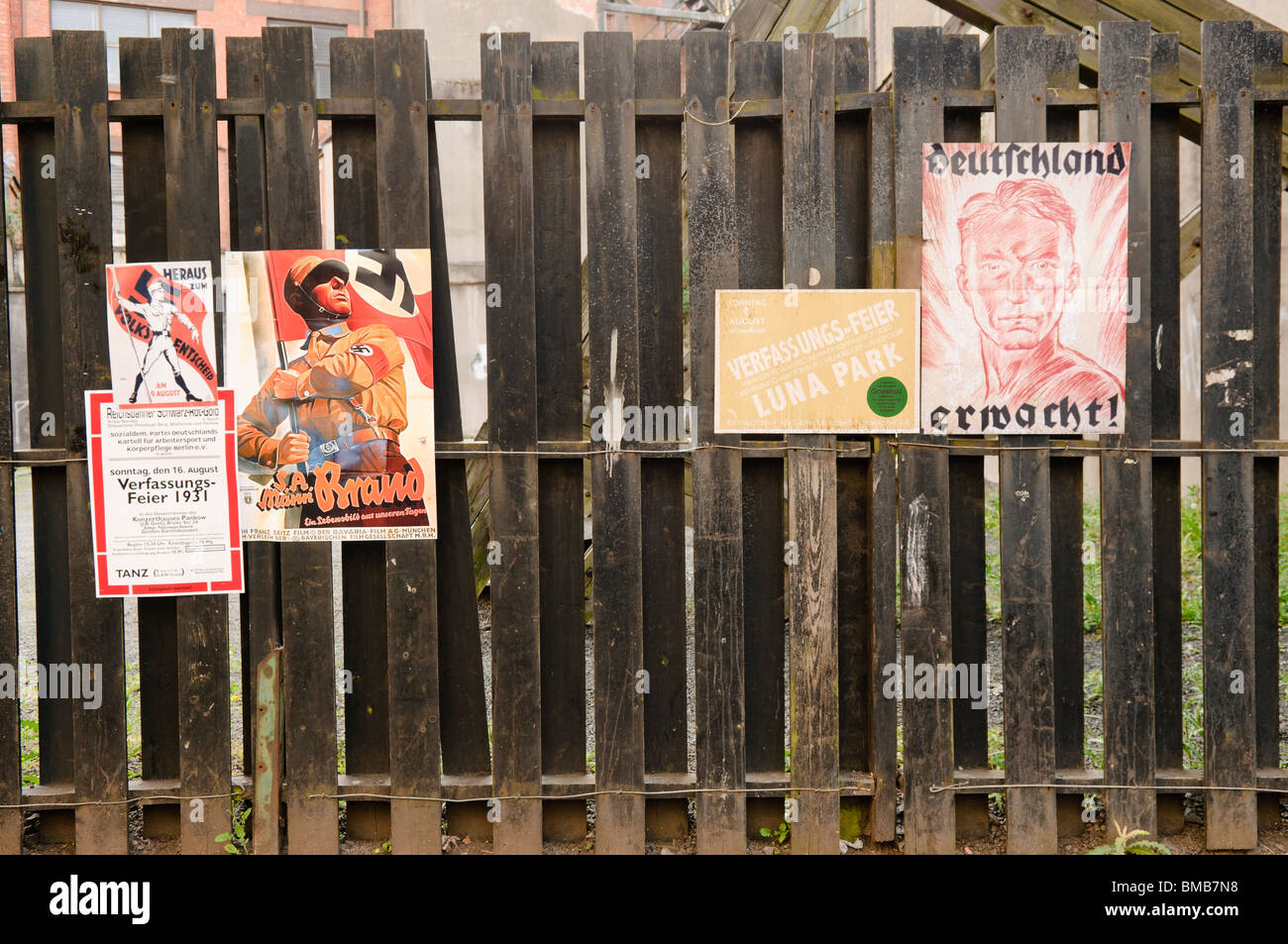 Propaganda nazista poster su un recinto su un set cinematografico ricreando Berlino nella metà degli anni trenta Foto Stock