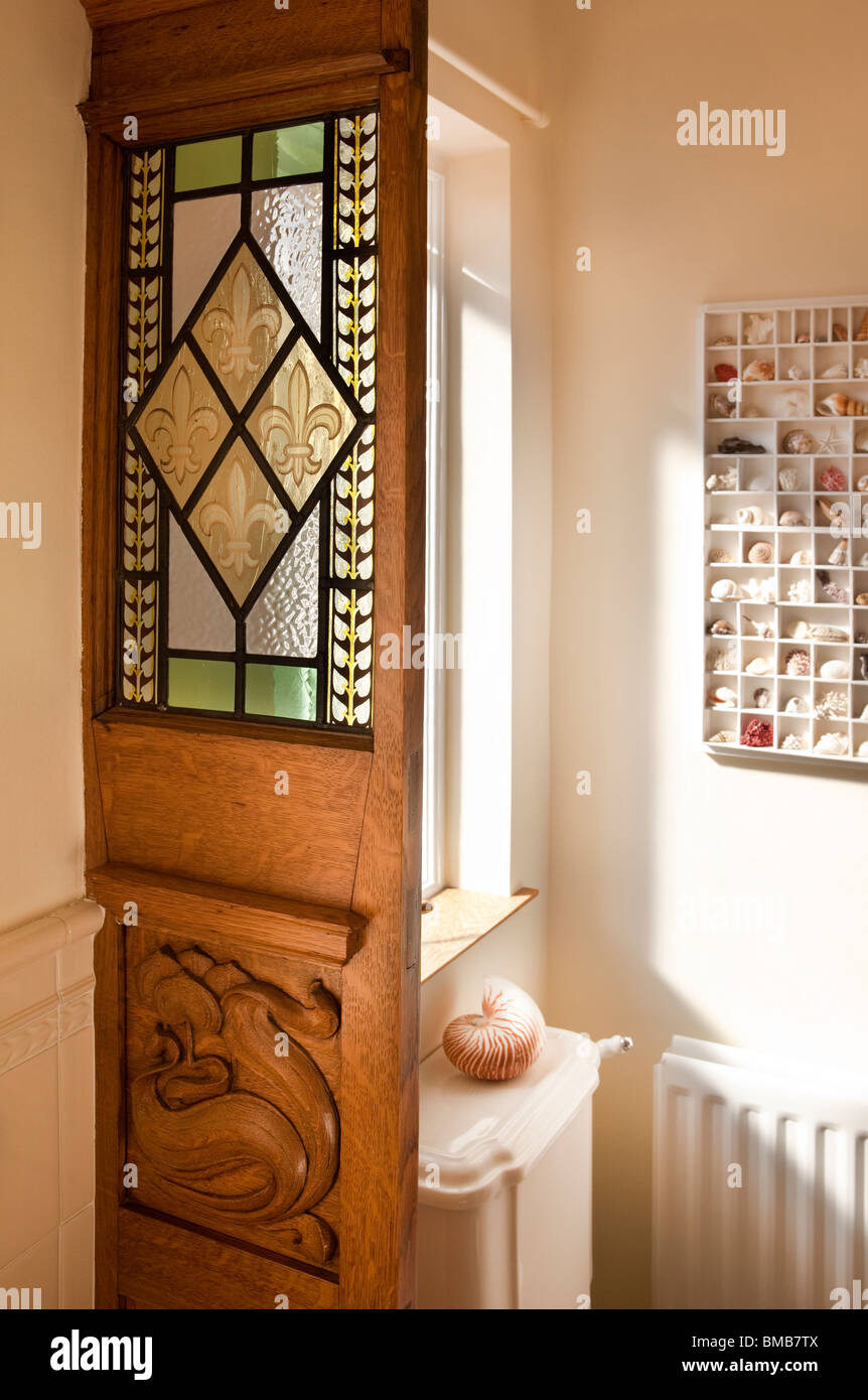 Case Edwardian arti e mestieri, casa in legno di quercia intagliato da bagno e pannello di vetro macchiato Foto Stock