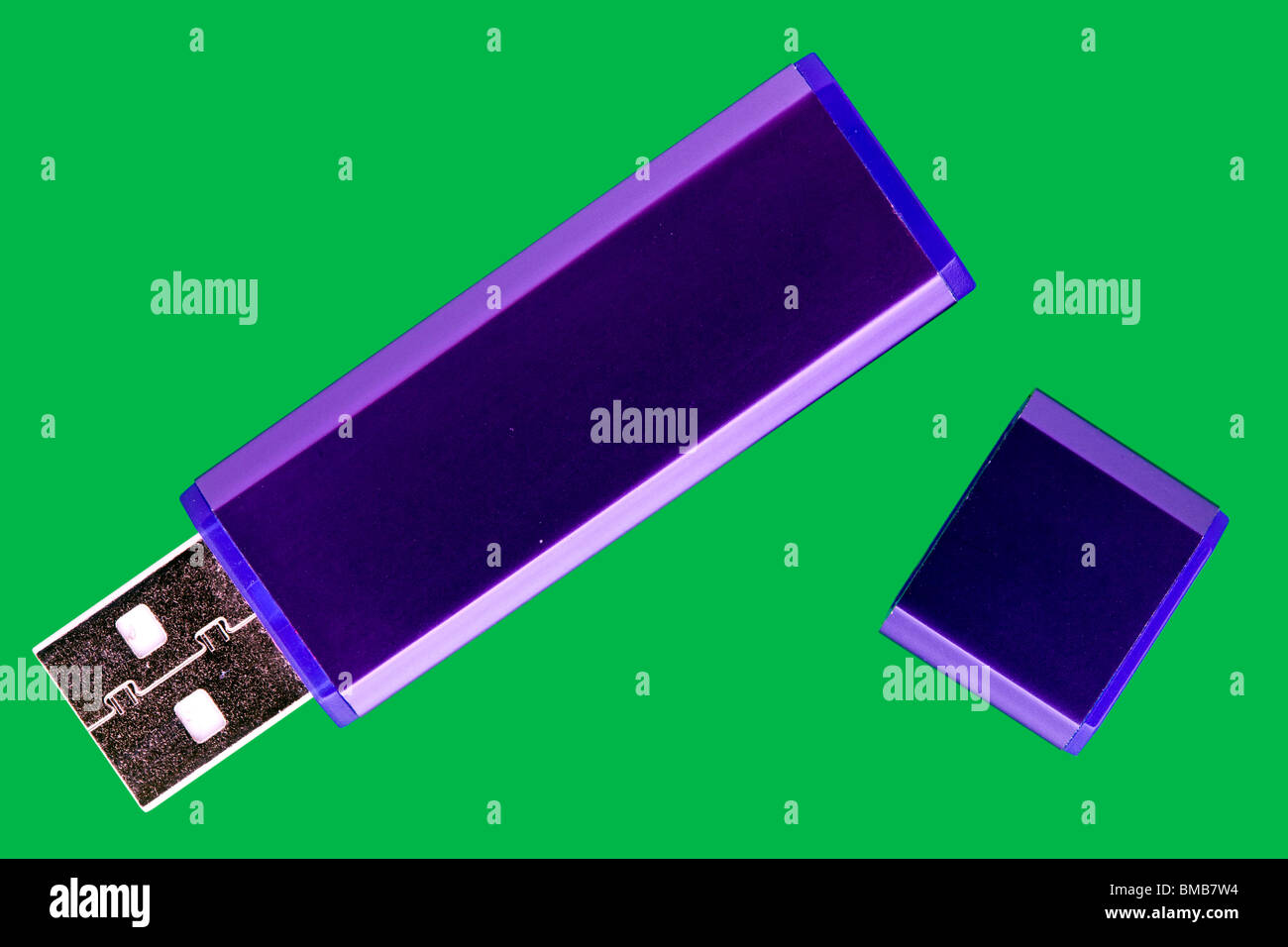 Viola flash drive con cappuccio su sfondo verde Foto Stock