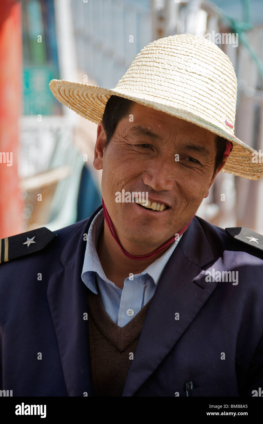 Ritratto di imbarcazione turistica capitano Jinsuo Isola Lago Erhai Dali Cina Yunnan Foto Stock