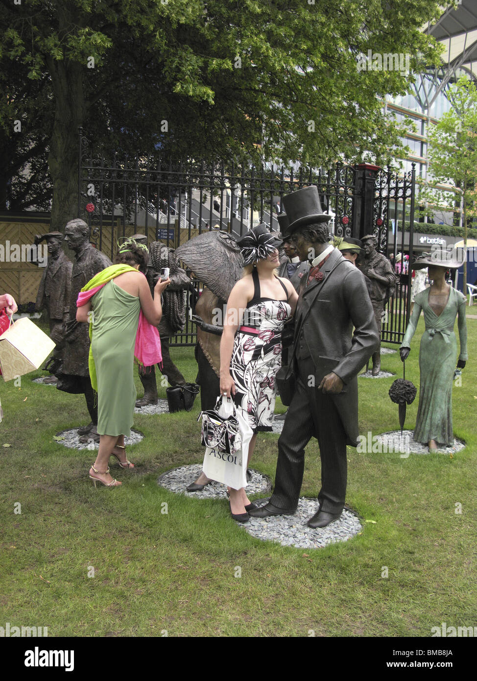 Royal Ascot pageant cerimonia,parte della stagione nel regno Unito,horse racing,tradizione,glamour bellezza top cappelli champagne turismo estivo Foto Stock