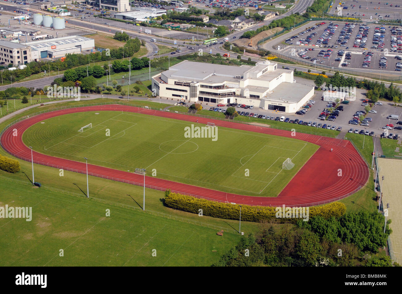 ALSAA Sport & Fitness associazione sociale edificio con pista di atletica e campo da calcio all'aeroporto di Dublino in Irlanda Foto Stock