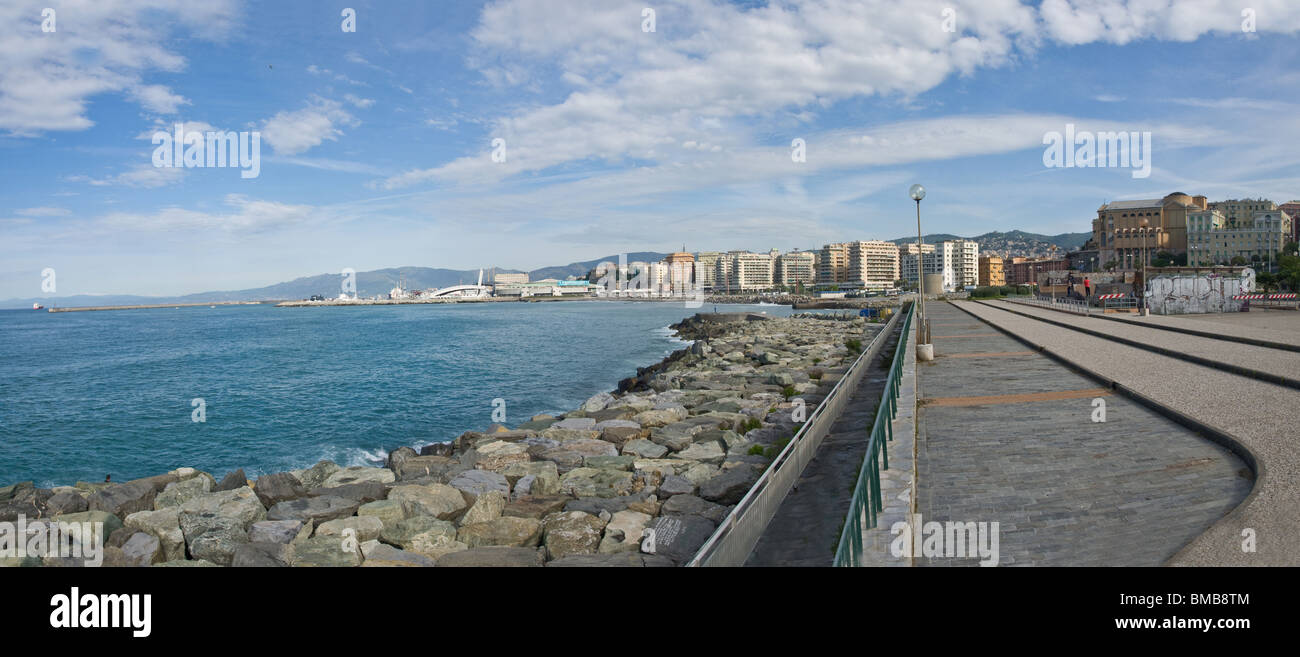 Il lungomare di Genova scogliere sul mare e la città lontana e delle Alpi Marittime Foto Stock