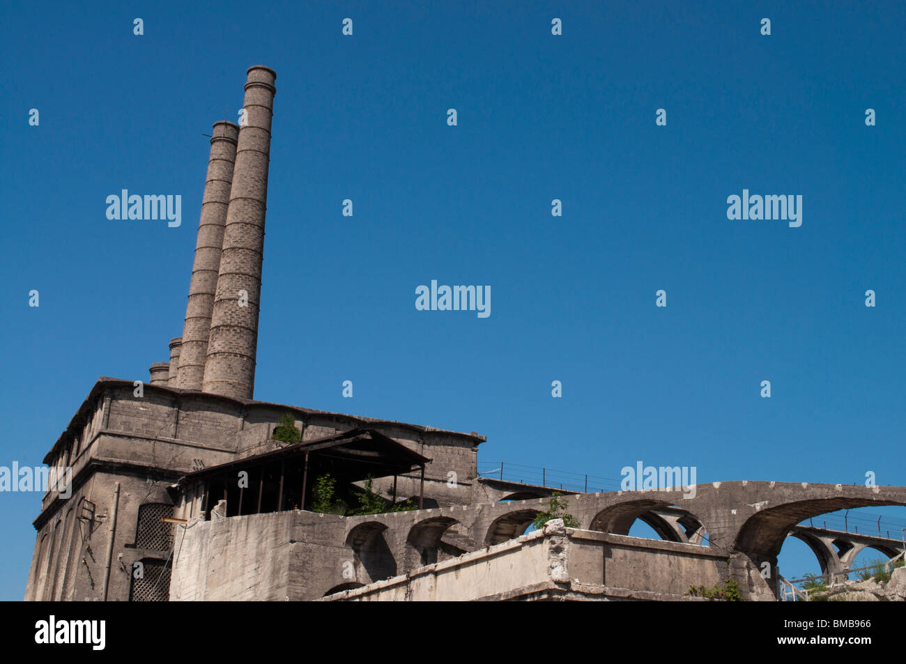 Il vecchio industriale abbandonato paesaggio di fabbrica, Bergamo Italia Foto Stock