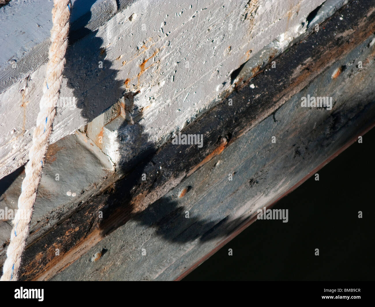 Abstract legno con pareti scrostate e corda. Foto Stock