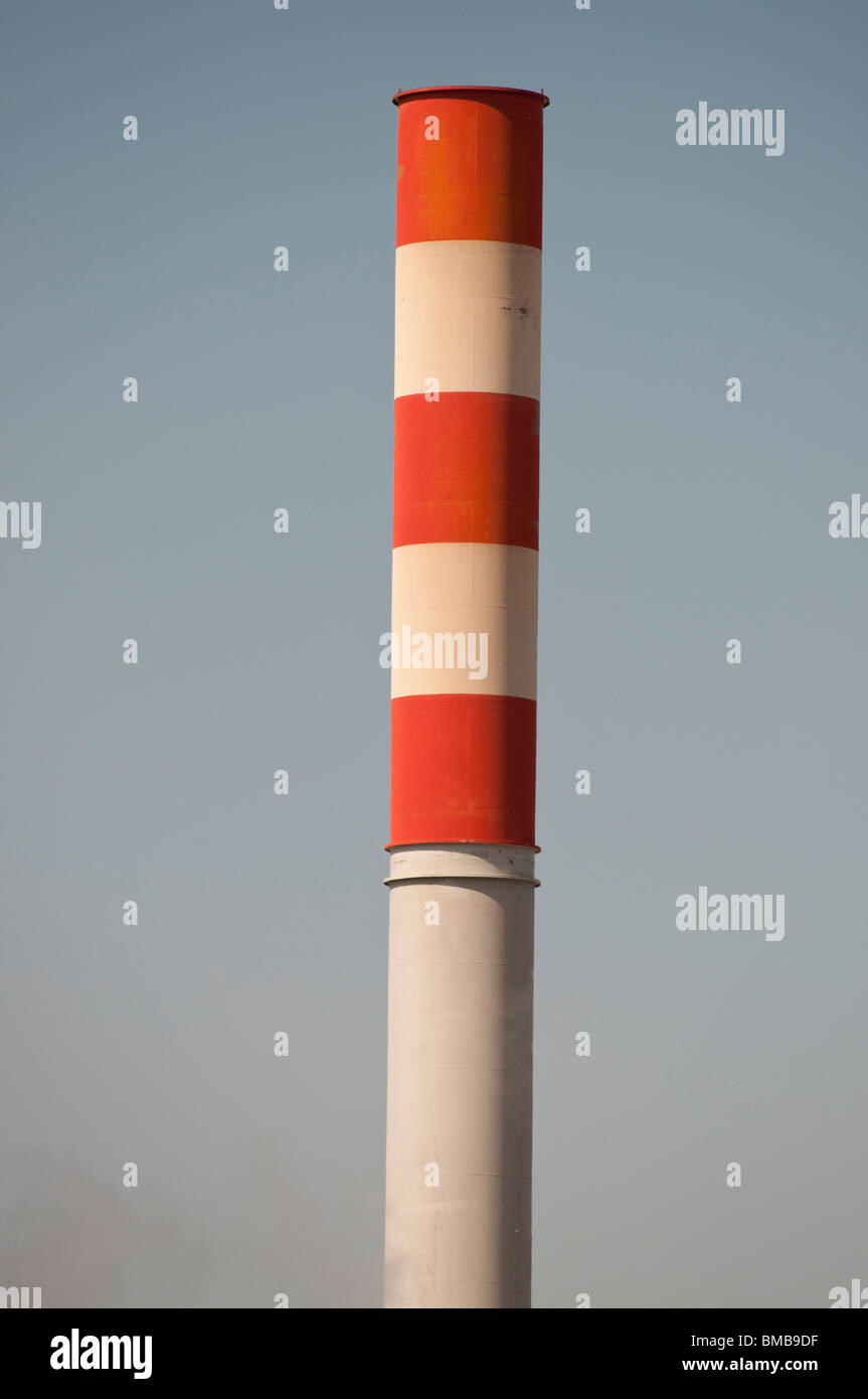 Il bianco e il rosso camino dettagli dalla fabbrica di carta, Italia Foto Stock