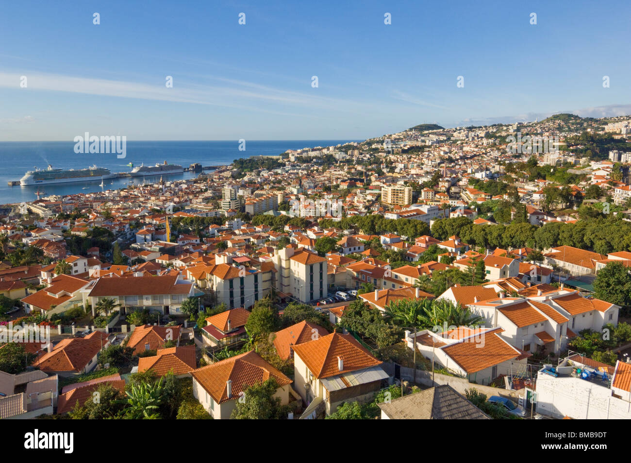 Madeira Portogallo Madeira vista di Funchal, la capitale di Madeira guardando attraverso il porto baia del porto e della città vecchia di Funchal Madeira Portogallo Europa Foto Stock