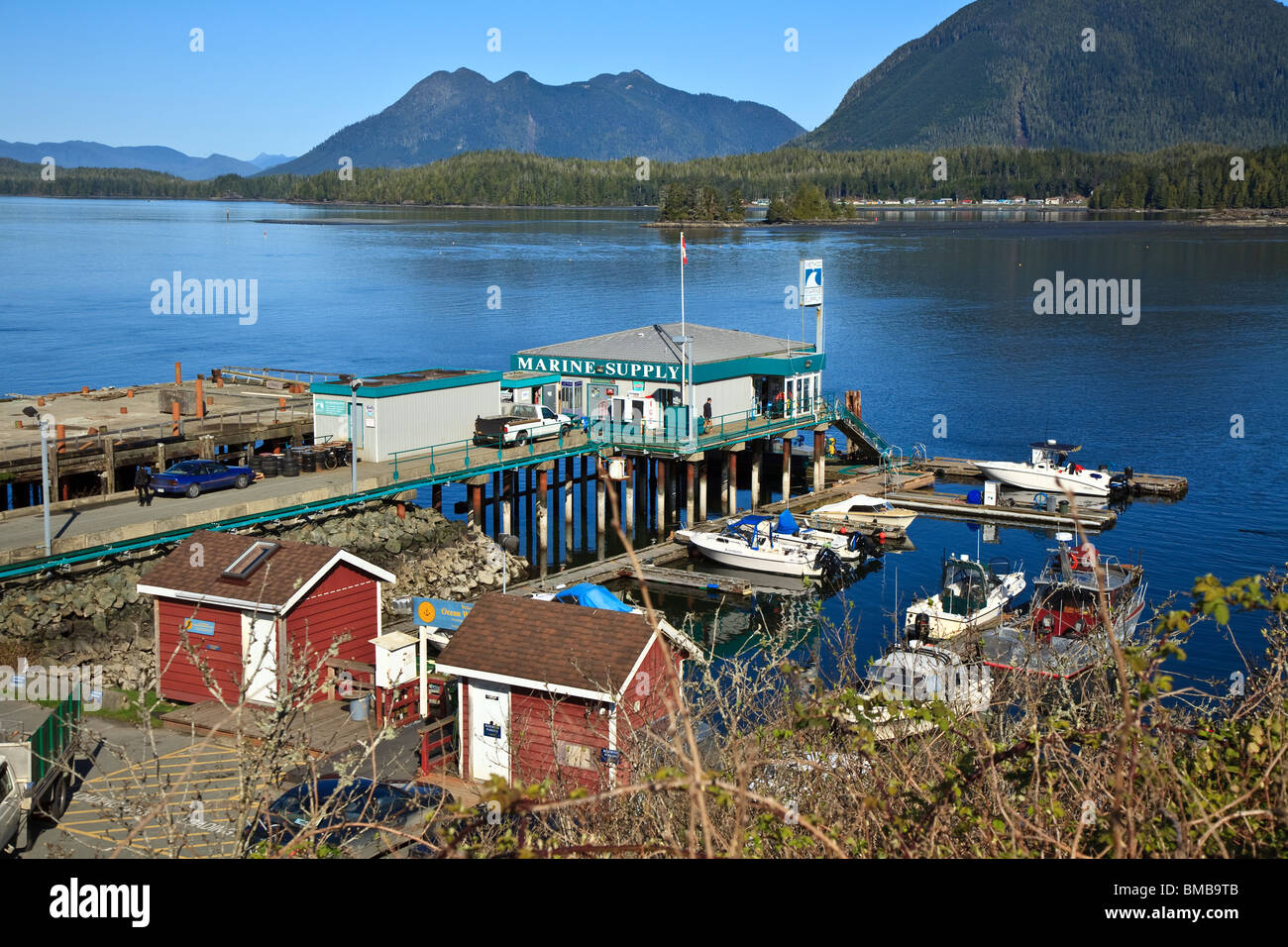Alimentazione marino edificio sul dock a Tofino, Isola di Vancouver, British Columbia, Canada Foto Stock