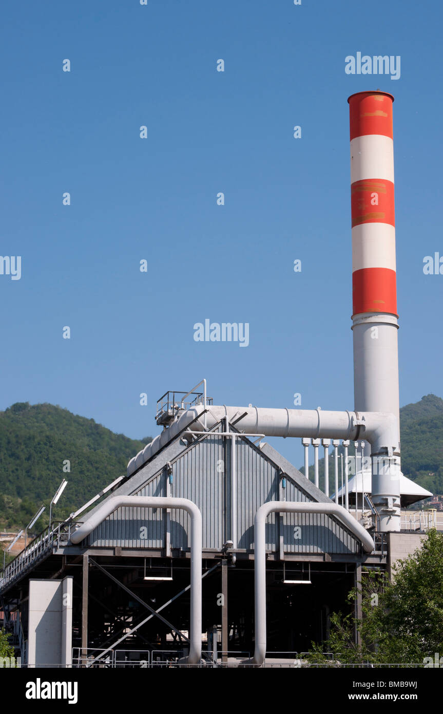 Elettrico industriale Power station,camino in rosso e bianco Foto Stock